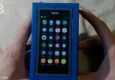 Contenuto della confezione di Nokia N9 Scopriamo insieme il contenuto della confezione di vendita dello smartphone Nokia N9. Scatola molto compatta e nei classici colori Nokia (Blu con scritte bianche e...