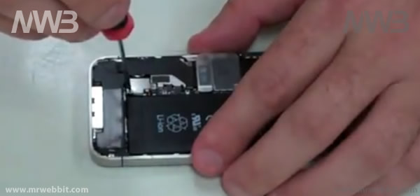 cambiare la batteria di iphone 4s, smontare iphone 4s