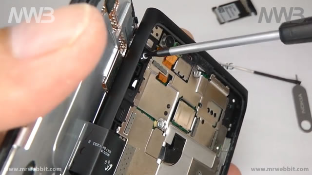 come si smonta nokia lumia 900 per cambiare il display rotto e la batteria