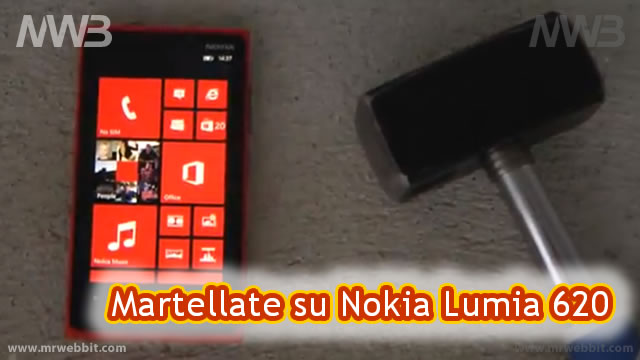 Rompere Nokia Lumia 920 con un martello