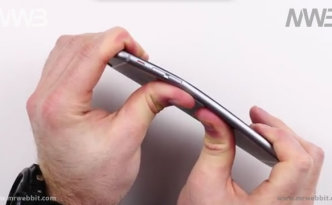 iphone 6 plus si piega e si spacca seduto sopra