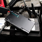 ricaricare la batteria dell auto con uno smartphone